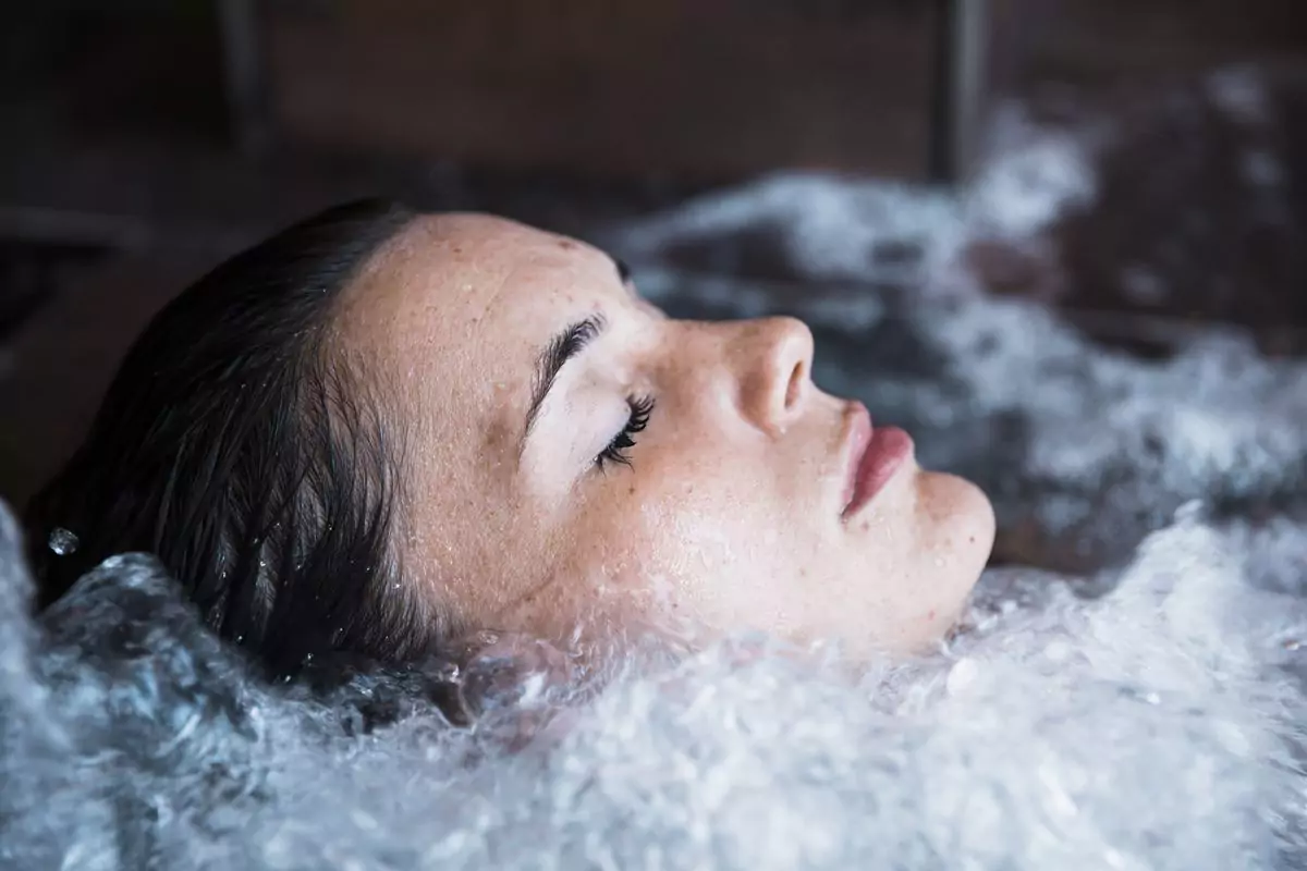 woman relaxing whirlpool 689e320154712
